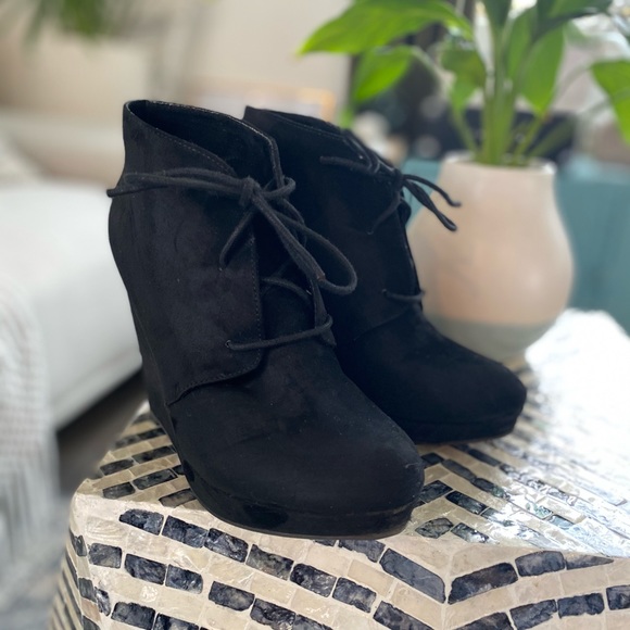 Black and gold suede boots - Picture 3 of 7